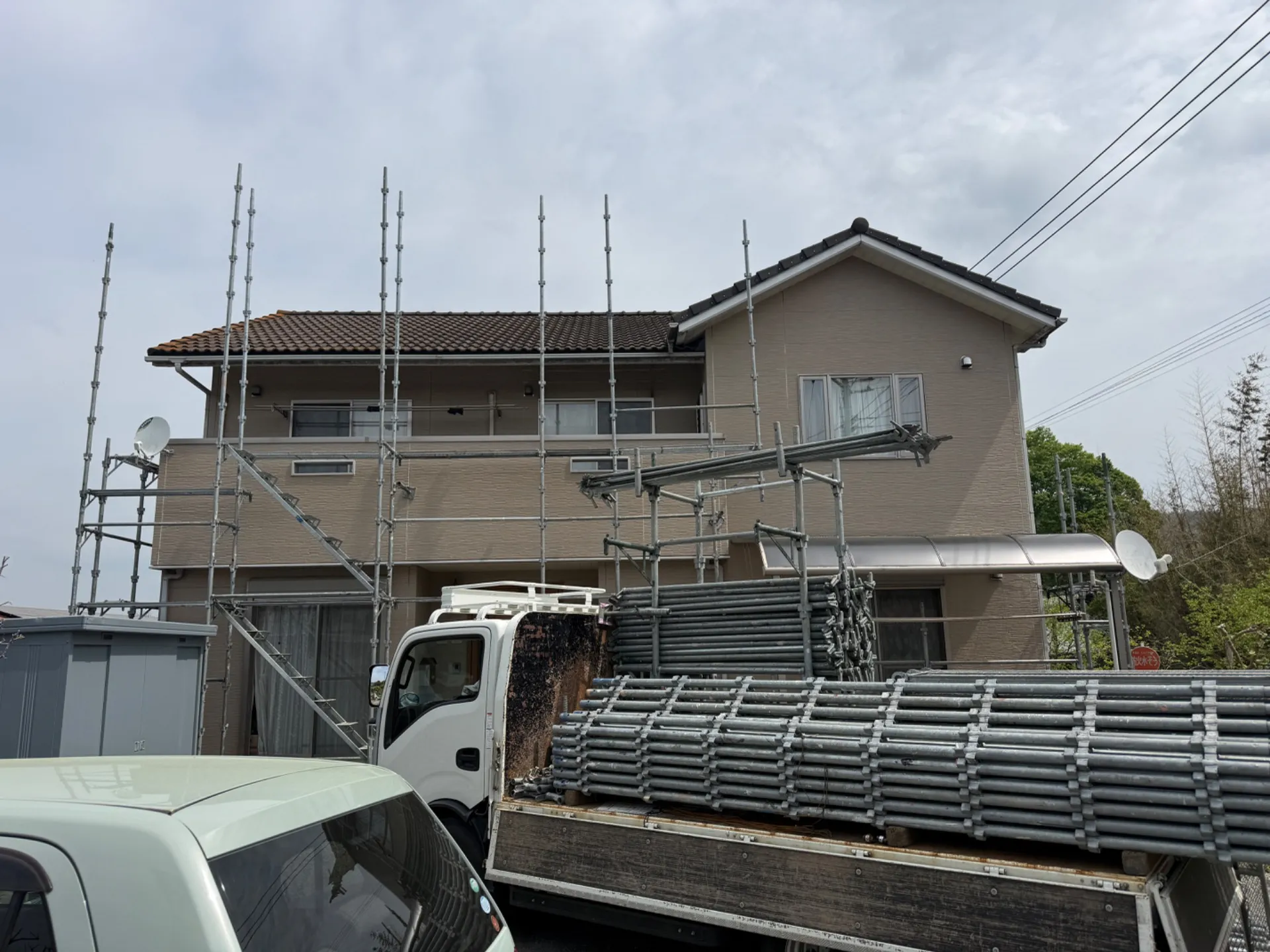 秩父市で外壁塗装と屋根塗装の現場の着工